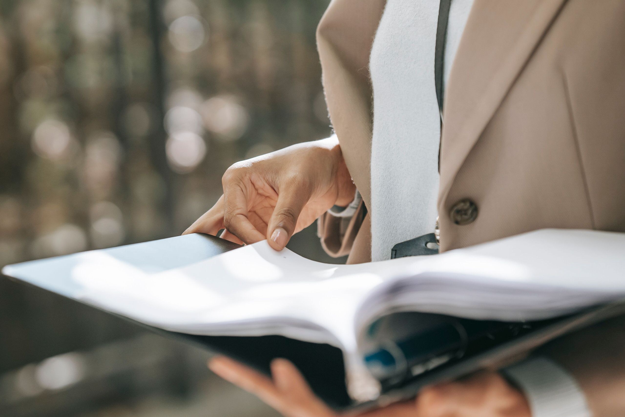 Classement des ERP consulté dans un dossier par une professionnelle en tenue formelle