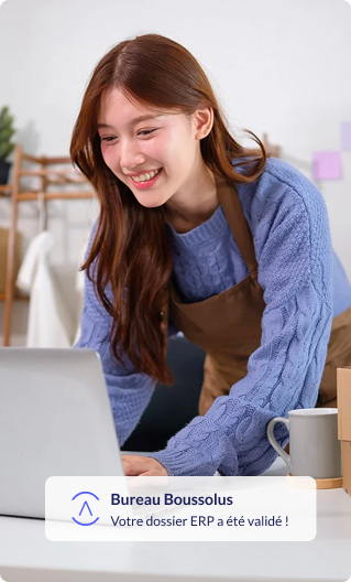 Jeune femme écrivant au clavier d'un ordinateur portable. 