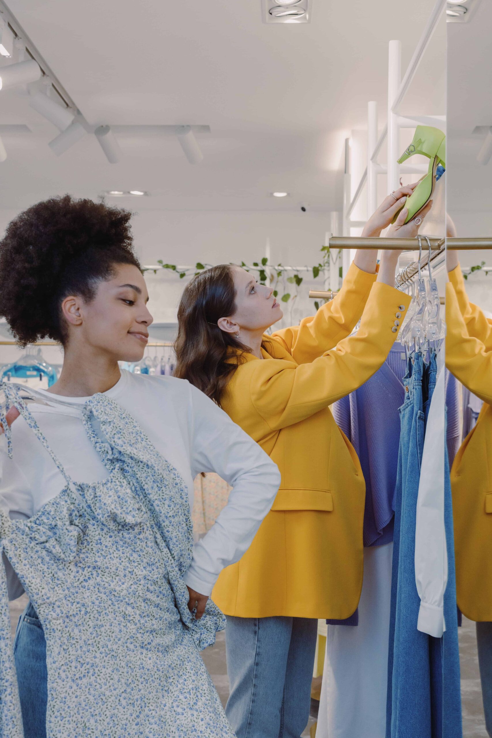 Clientes dans un magasin de vêtements regardant des articles.